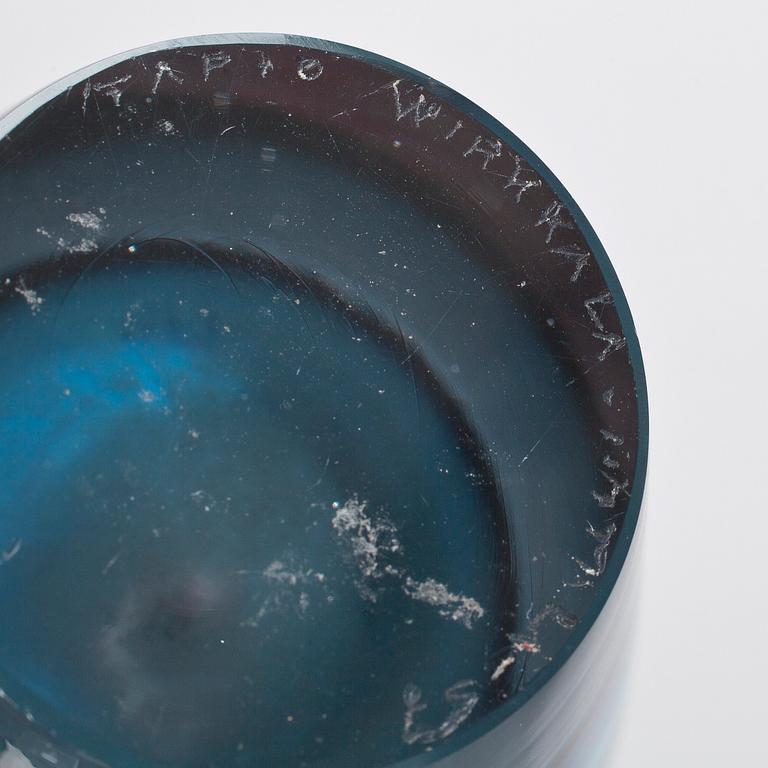 VASER, 2 st, glas, "Fiskblåsa" signerad Tapio Wirkkala Iittala-57 och "Solflaskan" Helena Tynell.