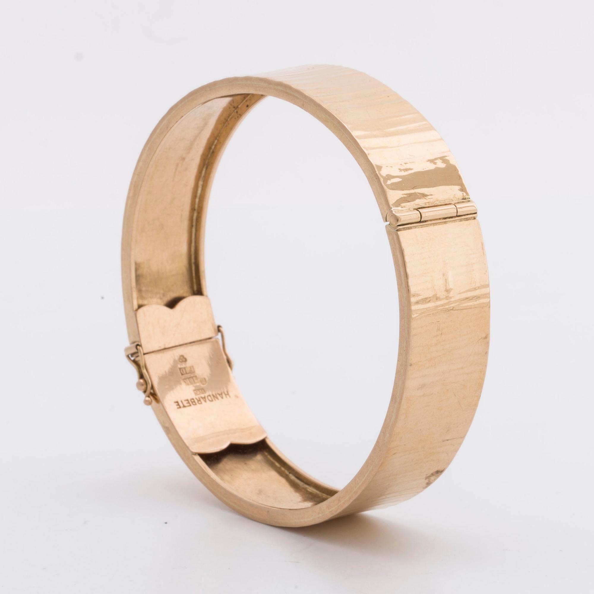 An 18K gold bracelet, 1980, 64g.