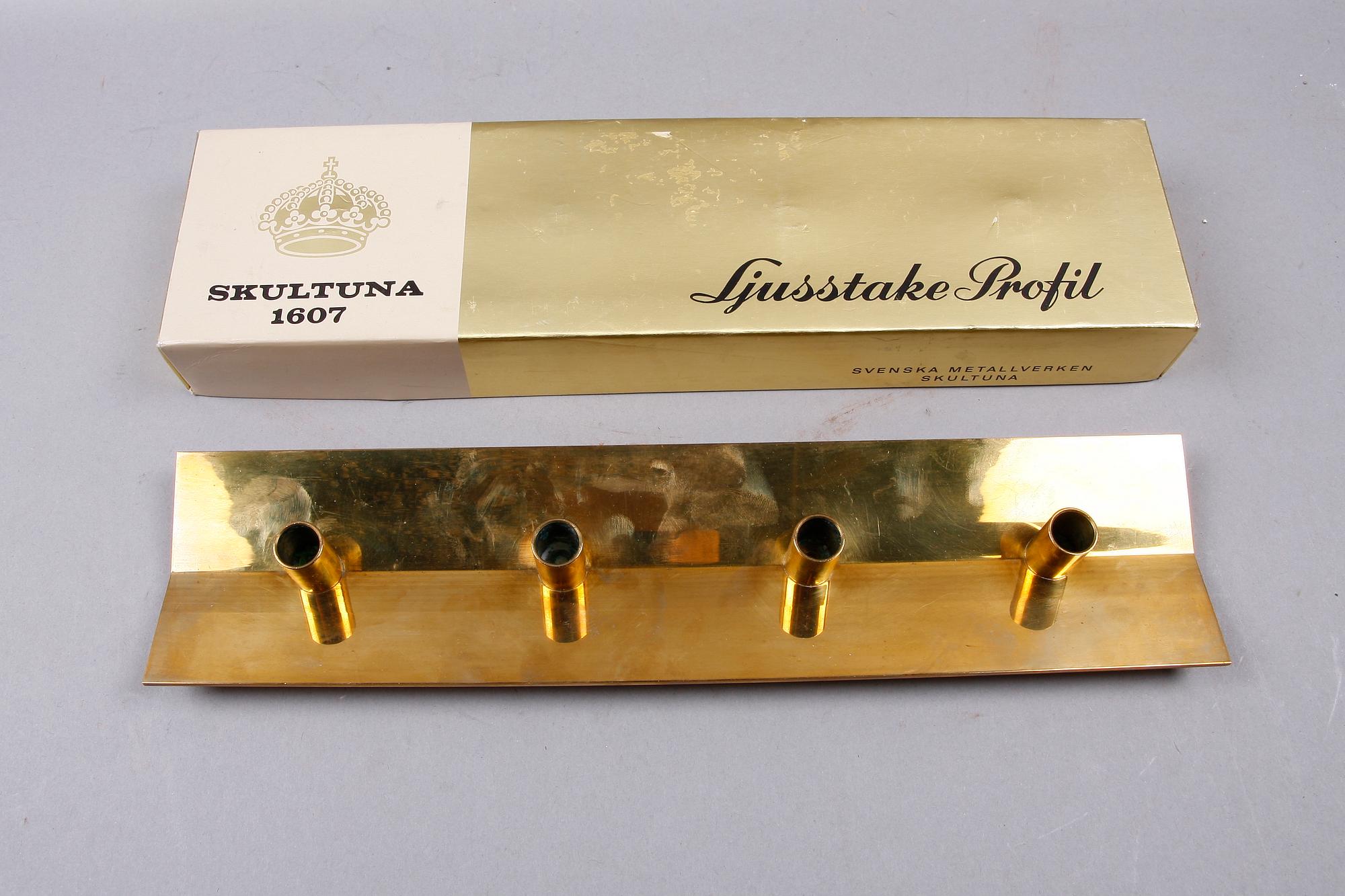 LJUSSTAKAR, ett par, samt ADVENTSLJUSSTAKE, mässing, Skultuna.