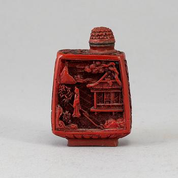 A Chinese red lacquered snuff bottle, 20th century.