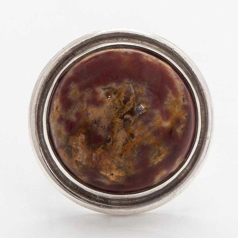 Saara Hopea, ring, sterlingsilver och jaspis, Ossian Hopea, Borgå 1972.