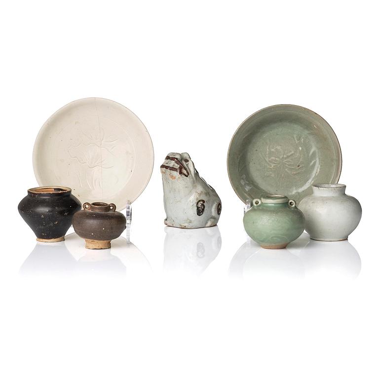 A group lot of ceramics for the Southeast Asian market, 14/16th century. (7 pieces).