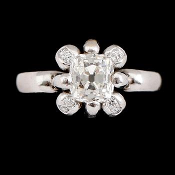 RING, platina, diamant ca 1.70 ct, 4 mindre briljanter.