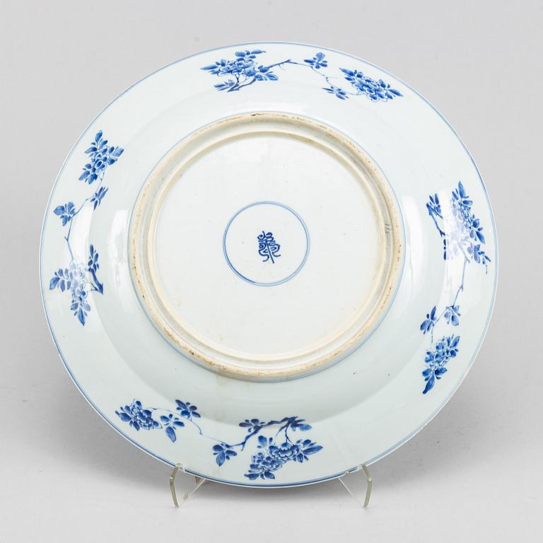 A blue and white serving dish, Qing dynasty, Kangxi (1662-1722).