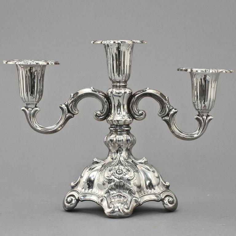 KANDELABER samt LJUSSTAKAR, ett par, CGH samt GAB, Stockholm, 1939 samt 1964. Tot vikt 785 g.