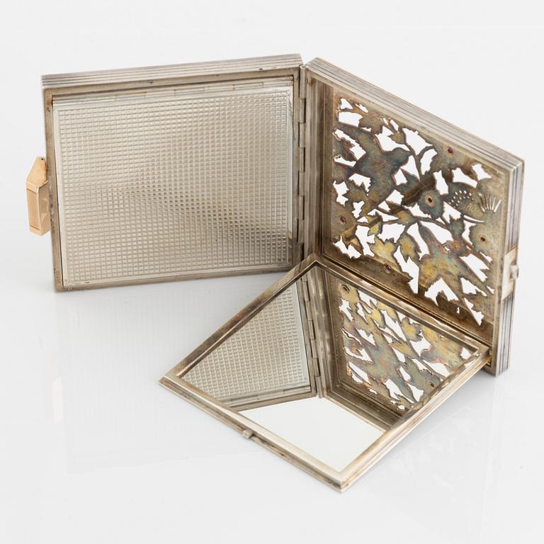 A Boucheron vanity case.