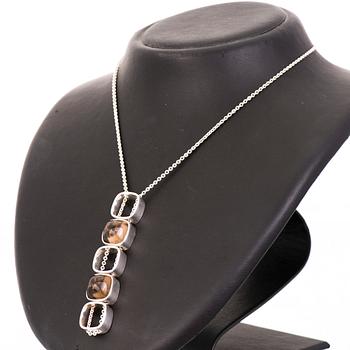 ELIS KAUPPI, RIIPUS, pyöröhiotut saukvartsit, hopeaa. Kupittaan Kulta, Turku 1960-luku.