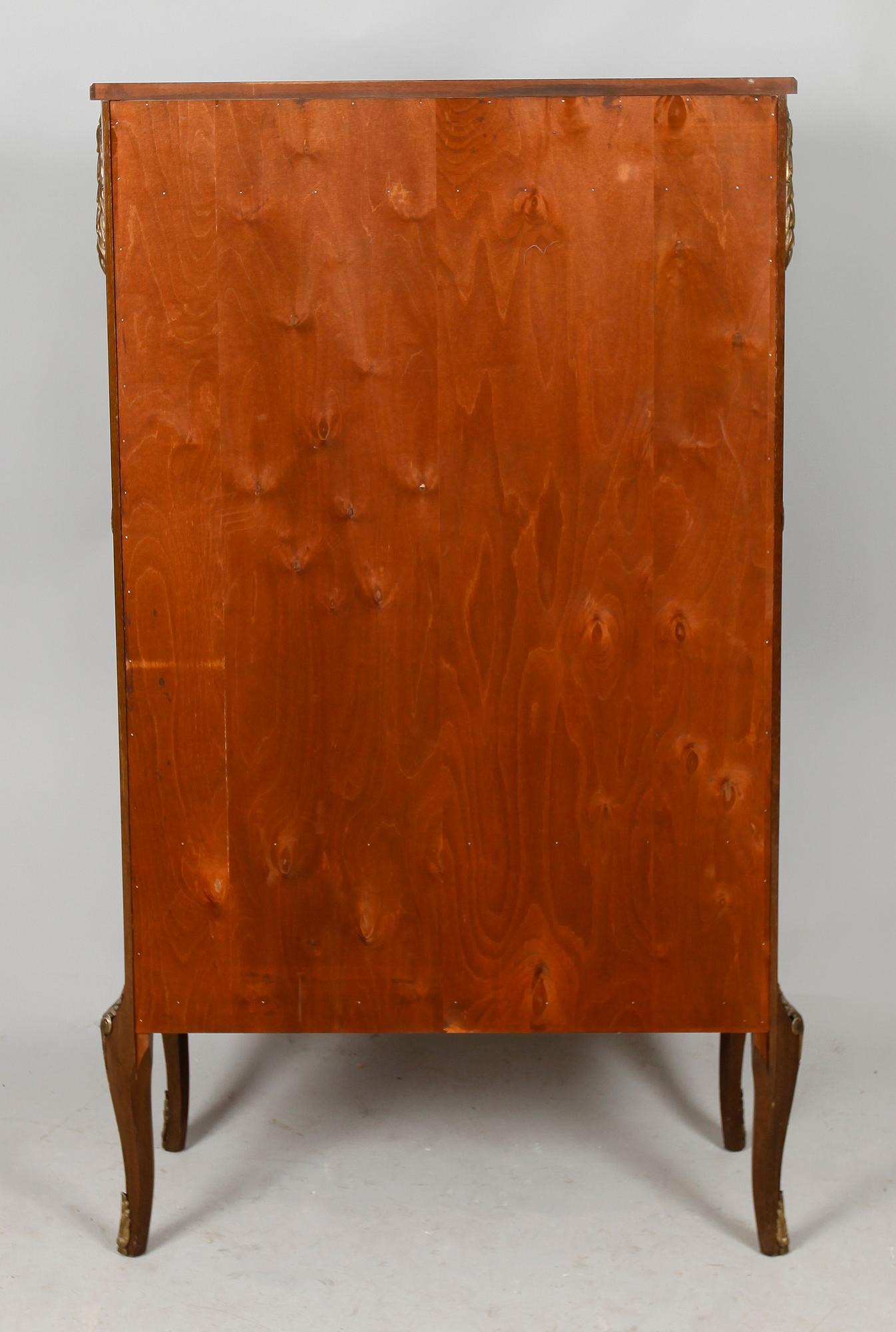 VITRINSKÅP, gustaviansk stil, 1900-talets andra hälft.