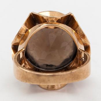 Ring, 14K guld, rökkvarts. Westerback, Helsingfors 1964.