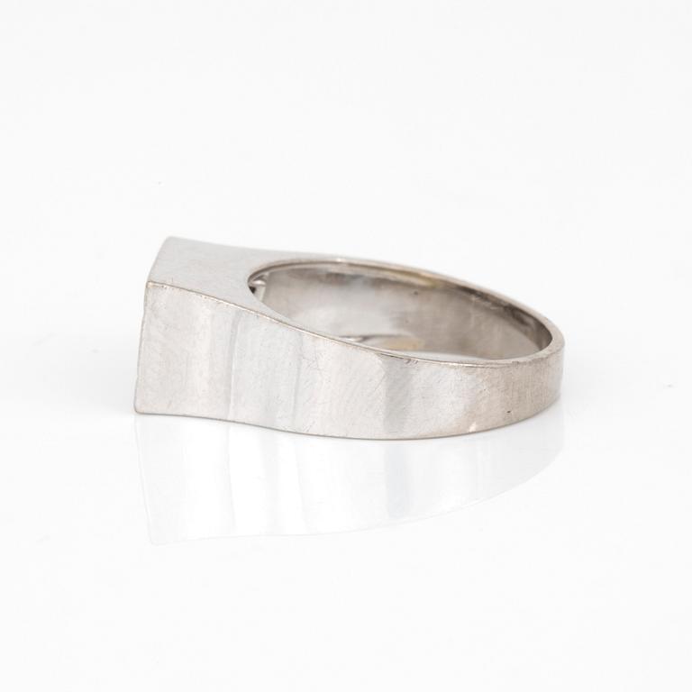 RING. 18 k vitguld. 6 x ca 0,06 ct, 1/81. Totalvikt ca 6 g.