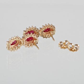 ÖRHÄNGEN, 18K guld med 4  rubiner ca 1.52 ct samt briljantslipade diamanter ca 1.16 ct. Vikt 7,5 gram.