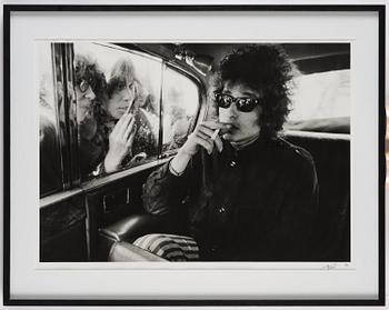 Berry Feinstein, “Bob Dylan, Fans Looking in Limo, London”, 1996.
