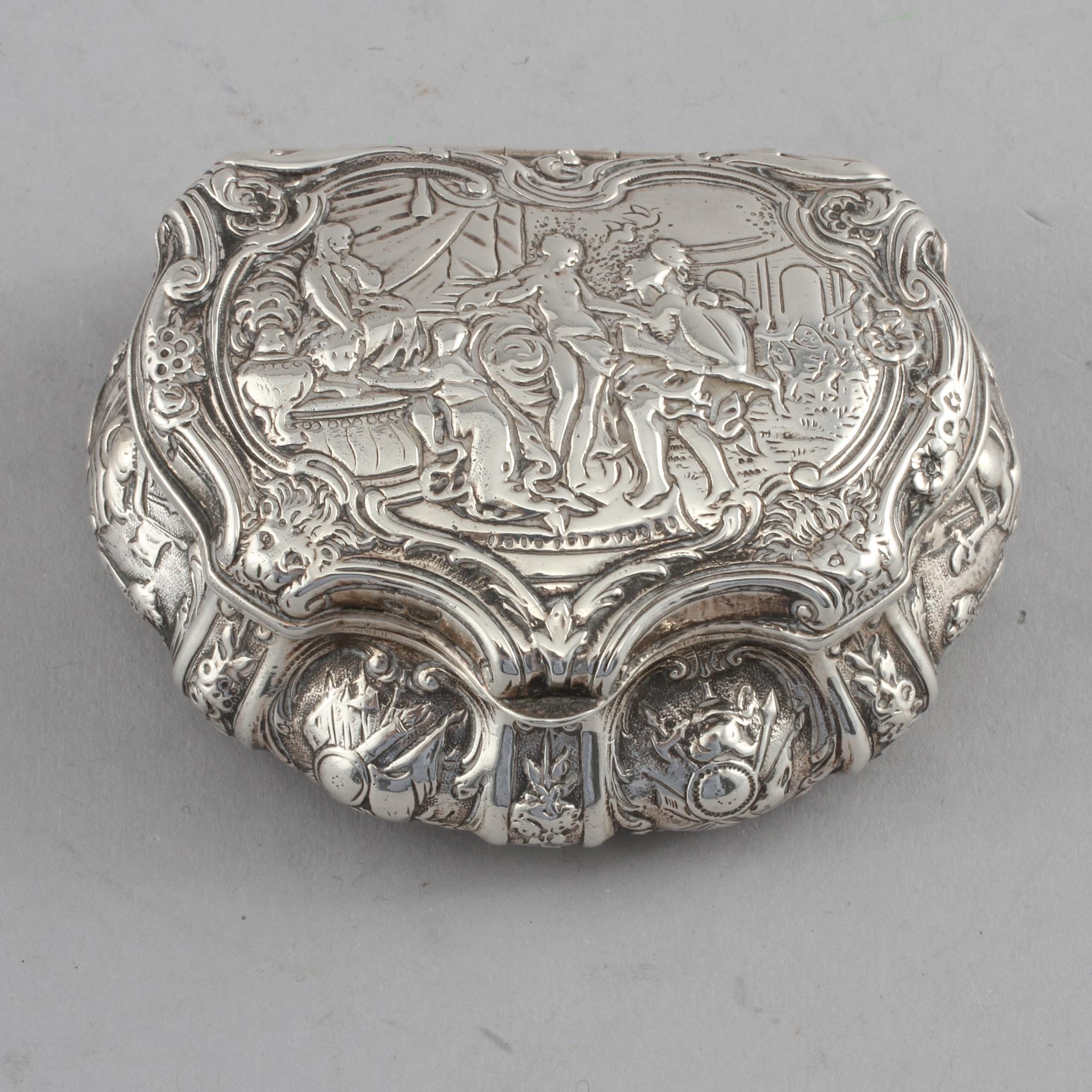 DOSA, silver, rokokostil, BM & Co., England, 1904. Vikt 135 g.