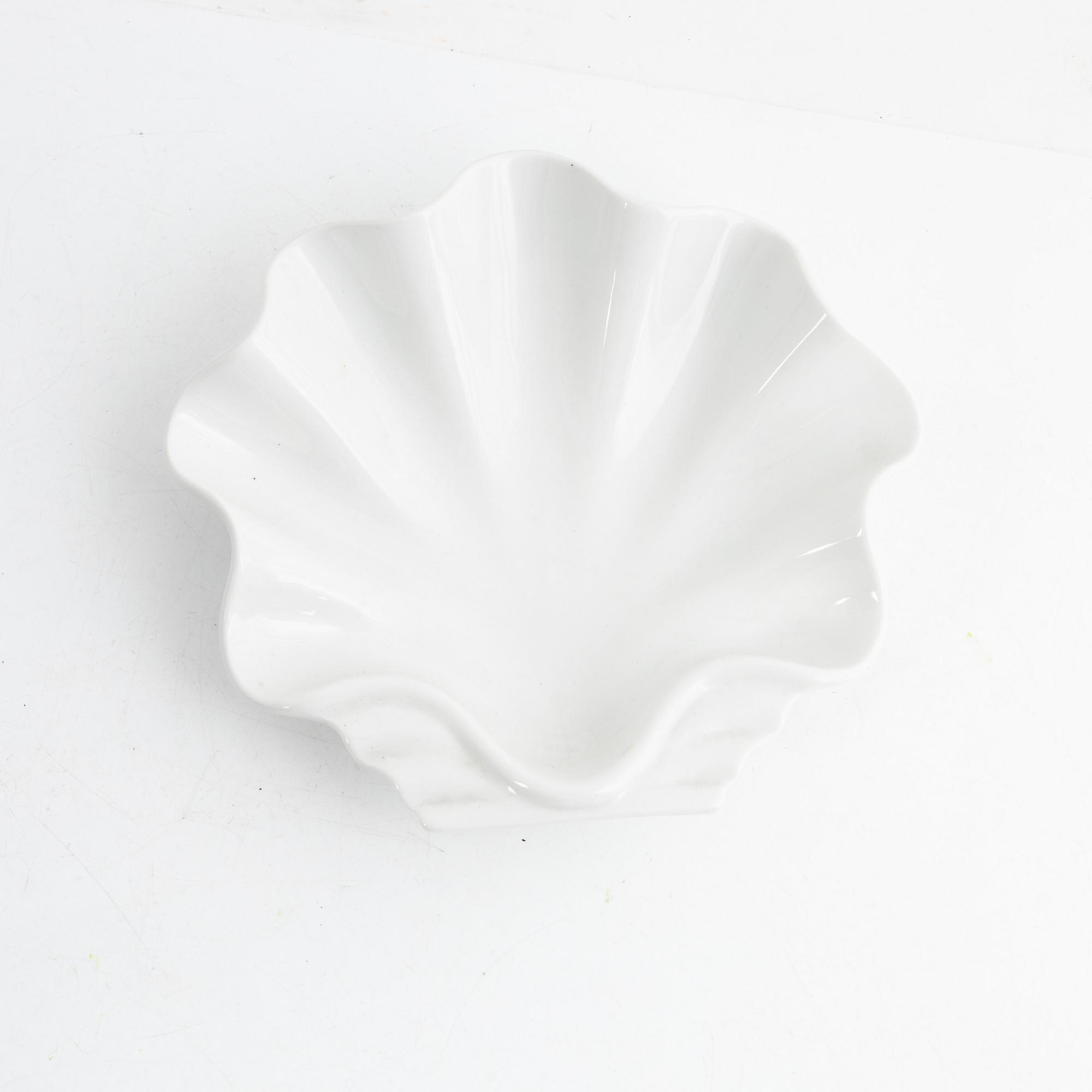 Harlad Salomon, twelve porcelain figuries and three dishes from the series "Skärgårdsdröm", Rörstrand, Sweden.