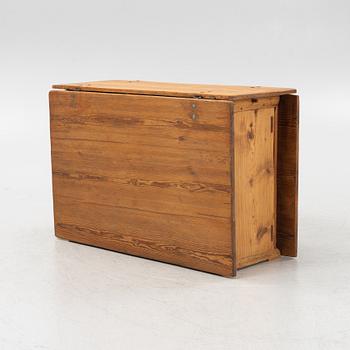 A pine gate-leg table, circa 1800.