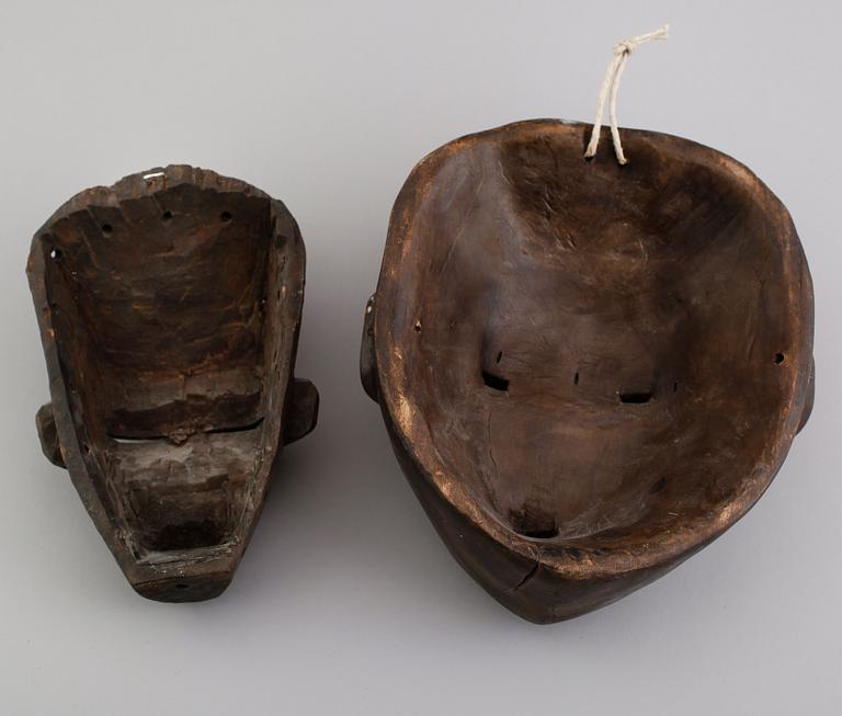 MASKER, 2 st, snidat trä, Afrika.
