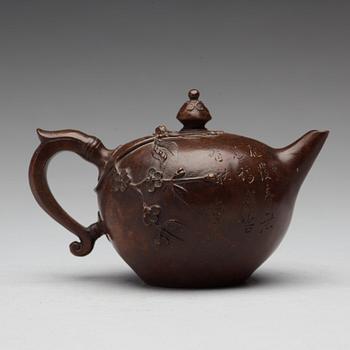 A bronze tea pot, late Qing dynasty.