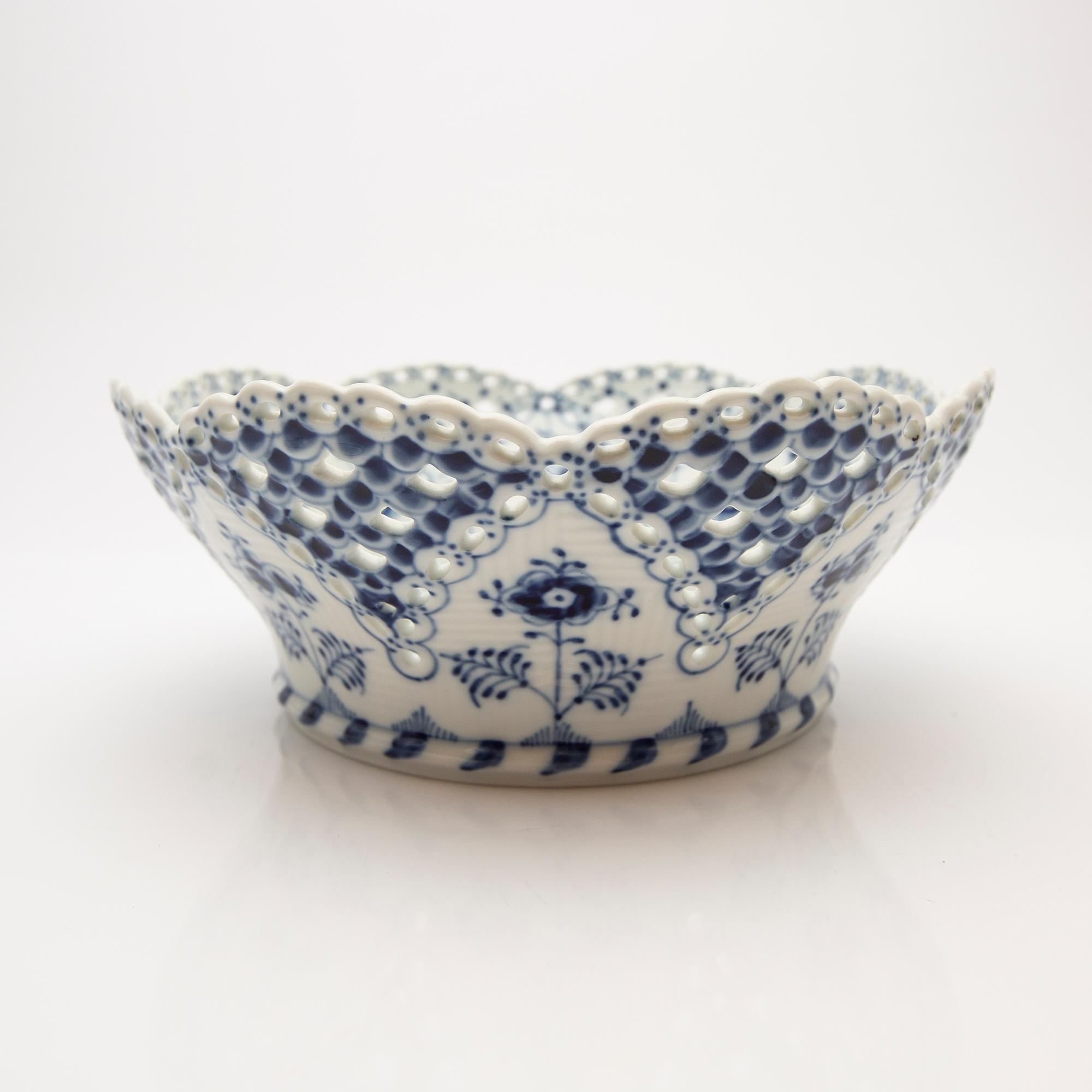 Fruit bowl / compote with underplate, porcelain, "Musselmalet helblond", Royal Copenhagen, model 1061 and 1062, 1966-1974.