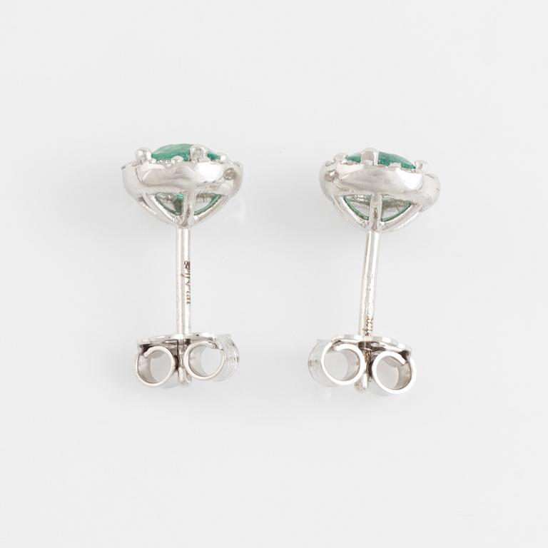 Örhängen med smaragder och briljantslipade diamanter.