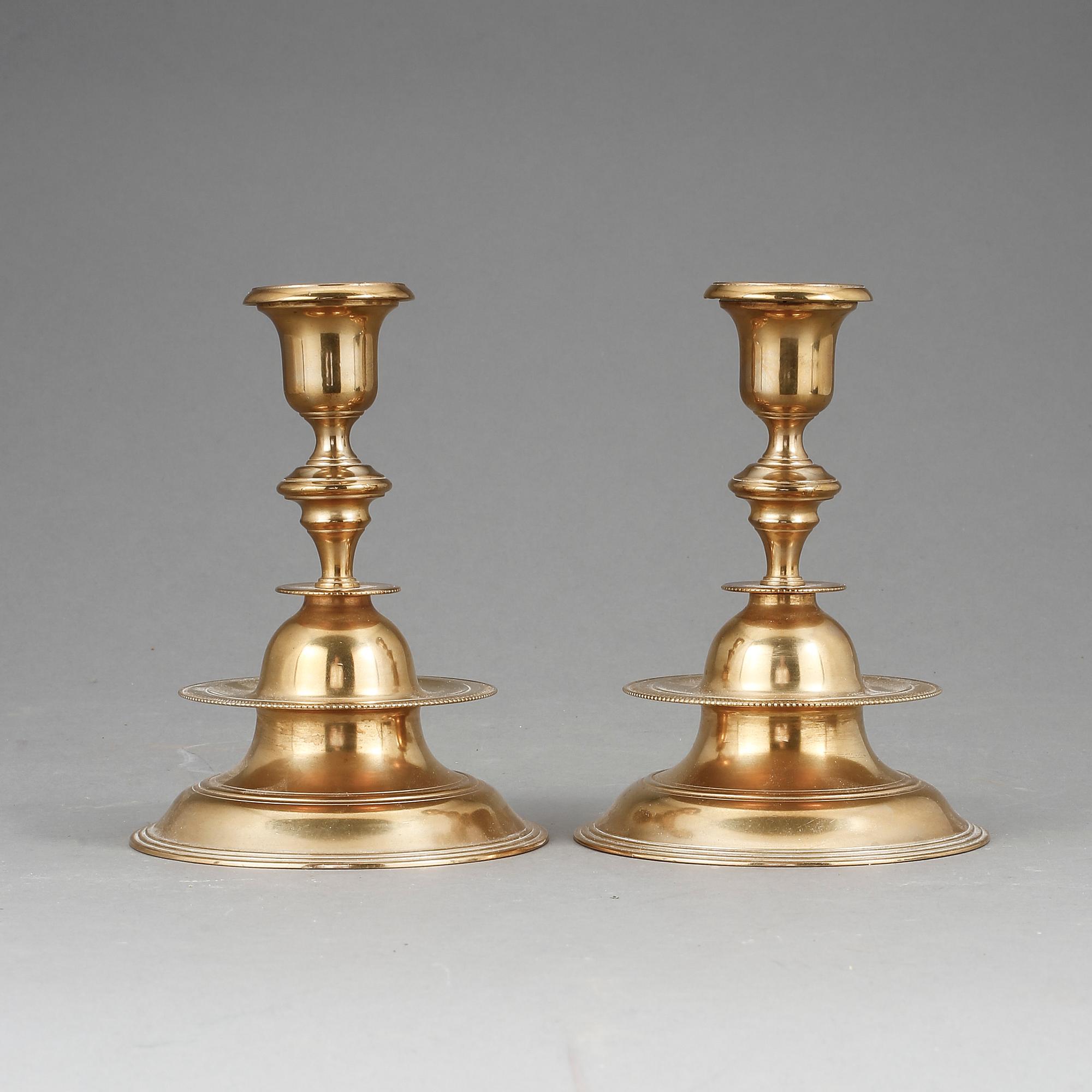 LJUSSTAKAR, ett par, mässing, Skultuna. Modell 98.