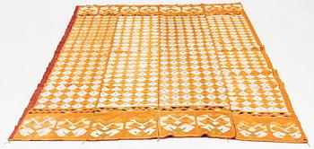 Broderi, orange siden. Indien, 1900-talets första hälft.