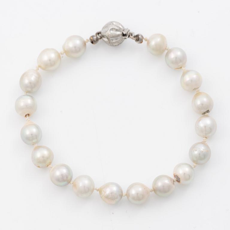 Bracelet, cultured pearls, silver clasp.