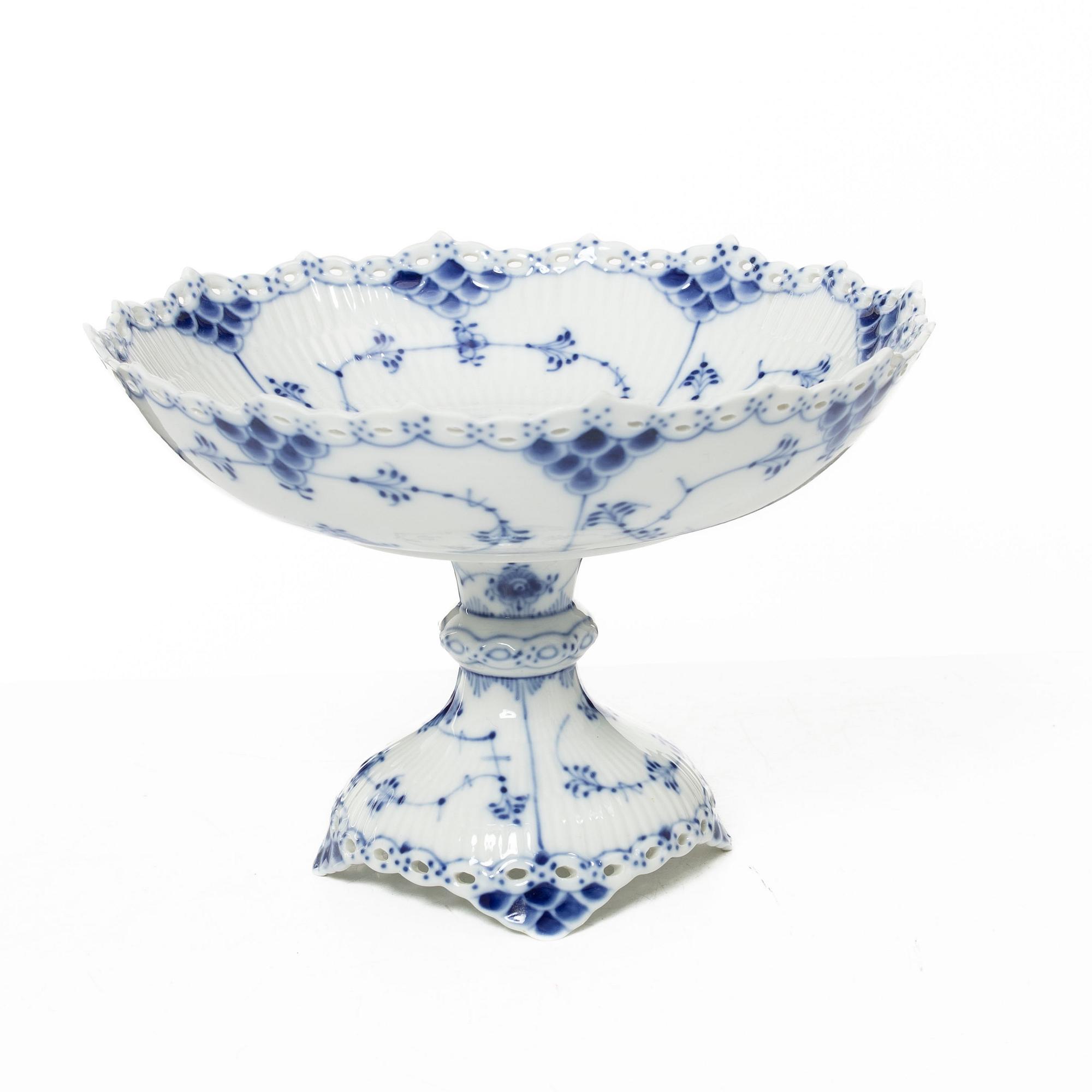 Royal Copenhagen, a set of five porcelain pieces, 'Musselmalet' / 'Blue Fluted' and 'Blå blomst', Denmark.