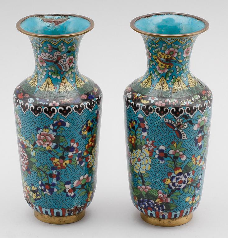 VASER, 1 par, cloisonné, Kina, 1900-talets första hälft.