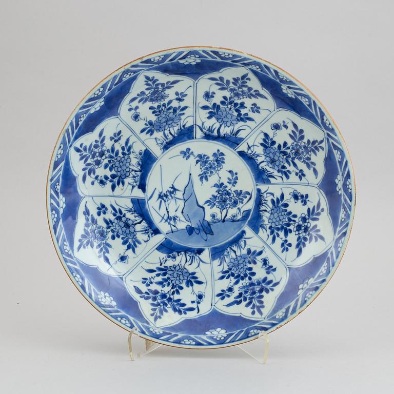 Skålfat, porslin, Qingdynastin, Kangxi (1662-1722).