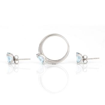 RING samt ÖRHÄNGEN, ett par, 18K vitguld med blå topaser, tot ca 2,80 ct. Total vikt ca 4,56 g.