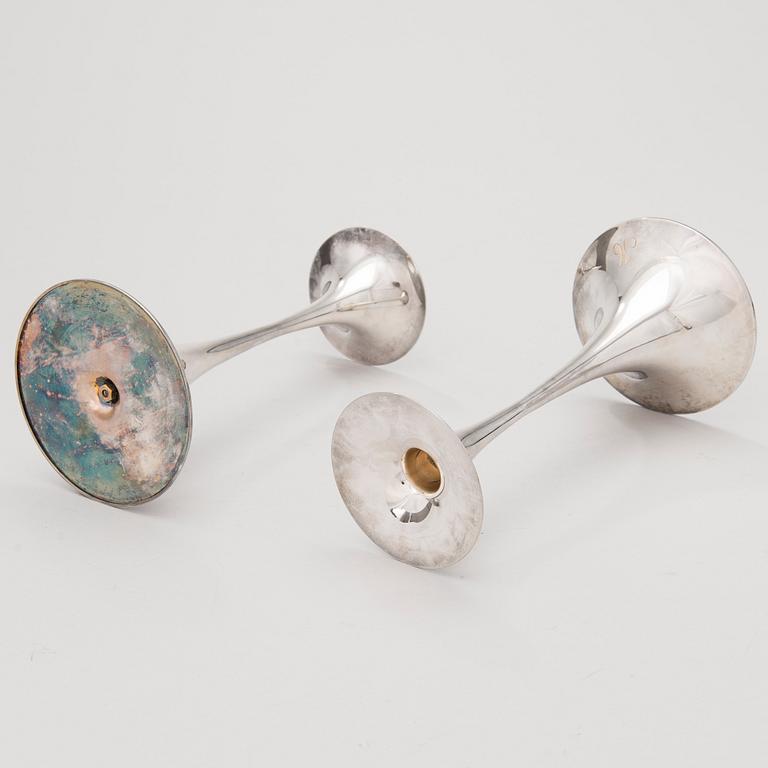 TAPIO WIRKKALA, LJUSSTAKAR, ETT PAR, silver, "Trumpetti", signerad TW, Hopeakeskus 1967.