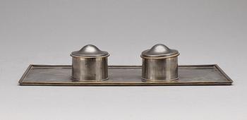 SKRIVBORDSUPPSATS, tenn och mässing, Firma Svenskt Tenn Stockholm 1928.