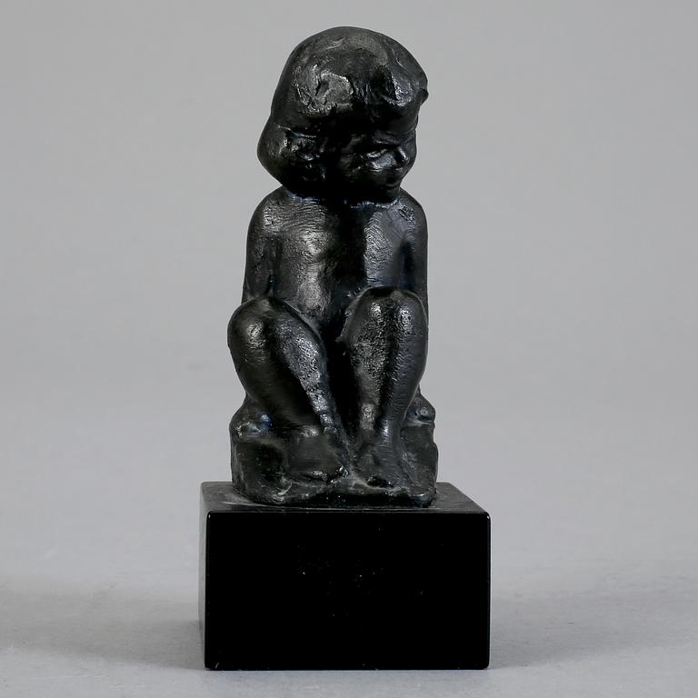 CARL EINAR BORGSTRÖM. Skulptur, brons, sittande flicka, monogramsignerad ceb. 1900-tal.