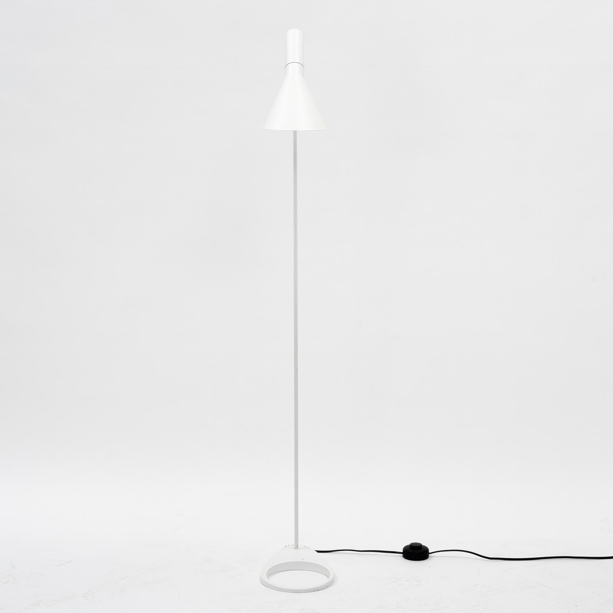 Arne Jacobsen, golvlampa, "AJ", Louis Poulsen, Danmark.