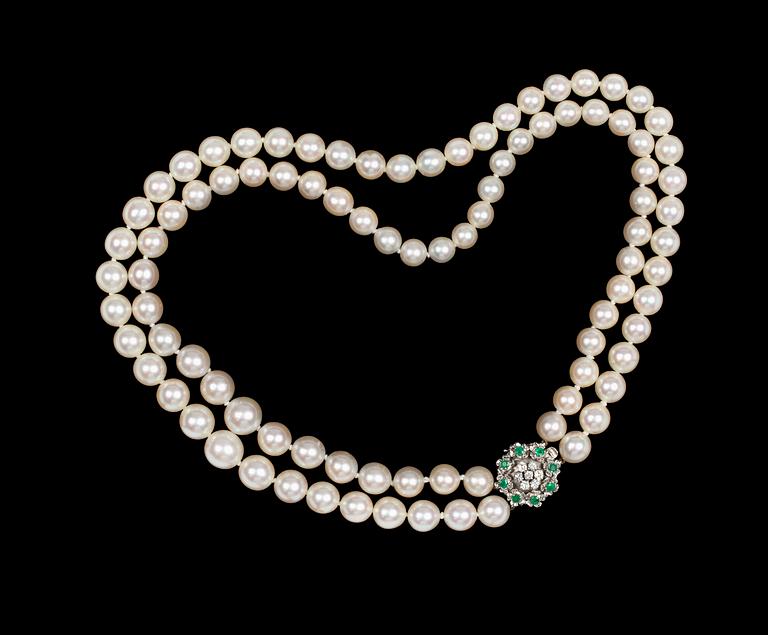 COLLIER, odlade doserade japanska pärlor, 9,8-7,7 mm, med lås med smaragder och briljantslipade diamanter.