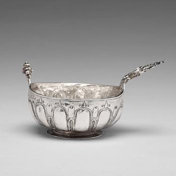 168. A Swedish late 16th / early 17th century silver kovsh, unidentified makers mark, Stockholm.