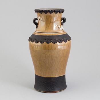 A 20th century Chinese porselain vase.