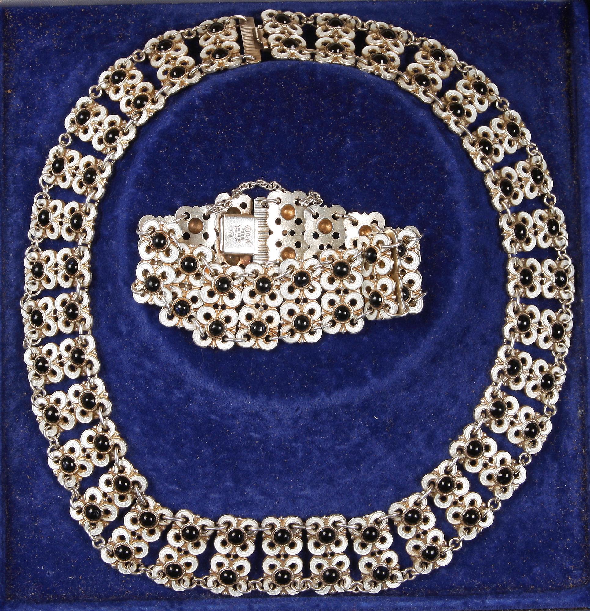 COLLIER samt ARMBAND, sterlingsilver och emalj, Willy Winnaess, David-Andersen, Norge, 1950-tal.