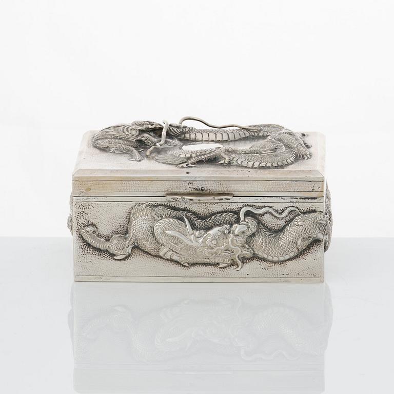 Askar med lock, två stycken, tändstickshållare och coaster, silver. Kina, olika mästarstämplar, 1900-tal.