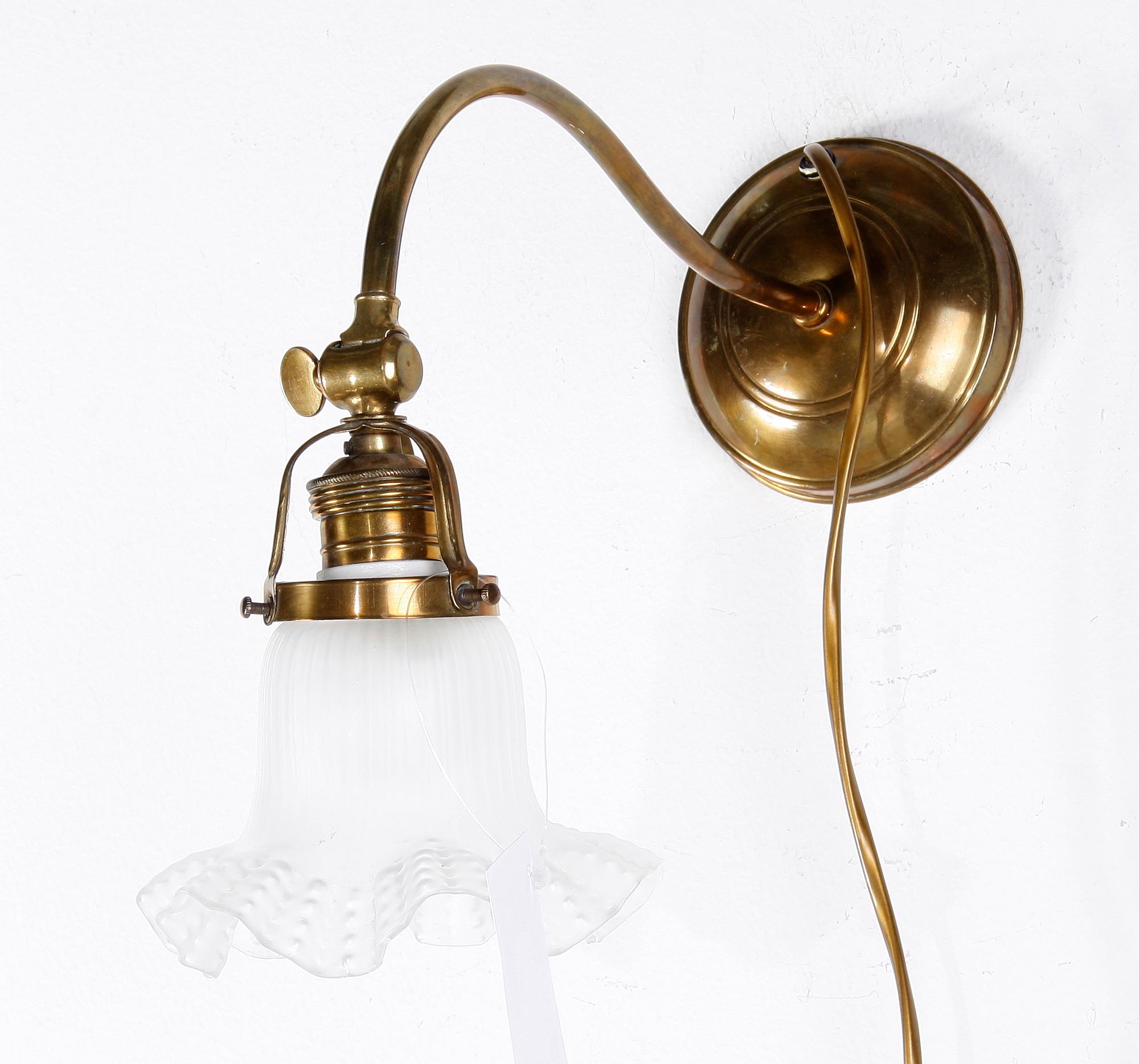 VÄGGARMATURER, 2 st, mässing och glas, 1900-tal.