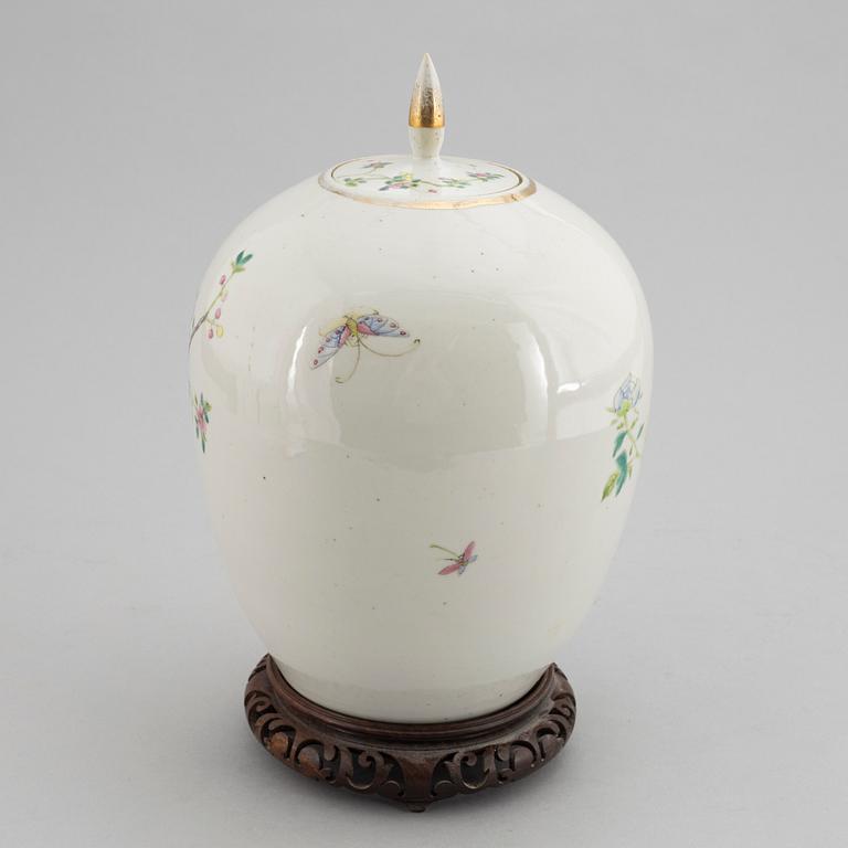 A Chinese porcelain urn with cover, first half of the 20th Century.