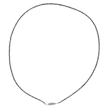 407. KAULAKORU, 18K valkokultaa, mustia timantteja, Pituus 40 cm. Paino 3,1 g.