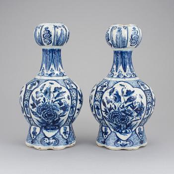 VASER, ett par, fajans, Delft, Holland, 1700-tal.