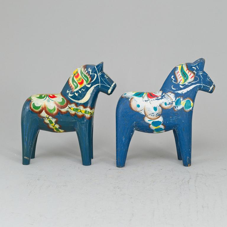 13 Dala horses.