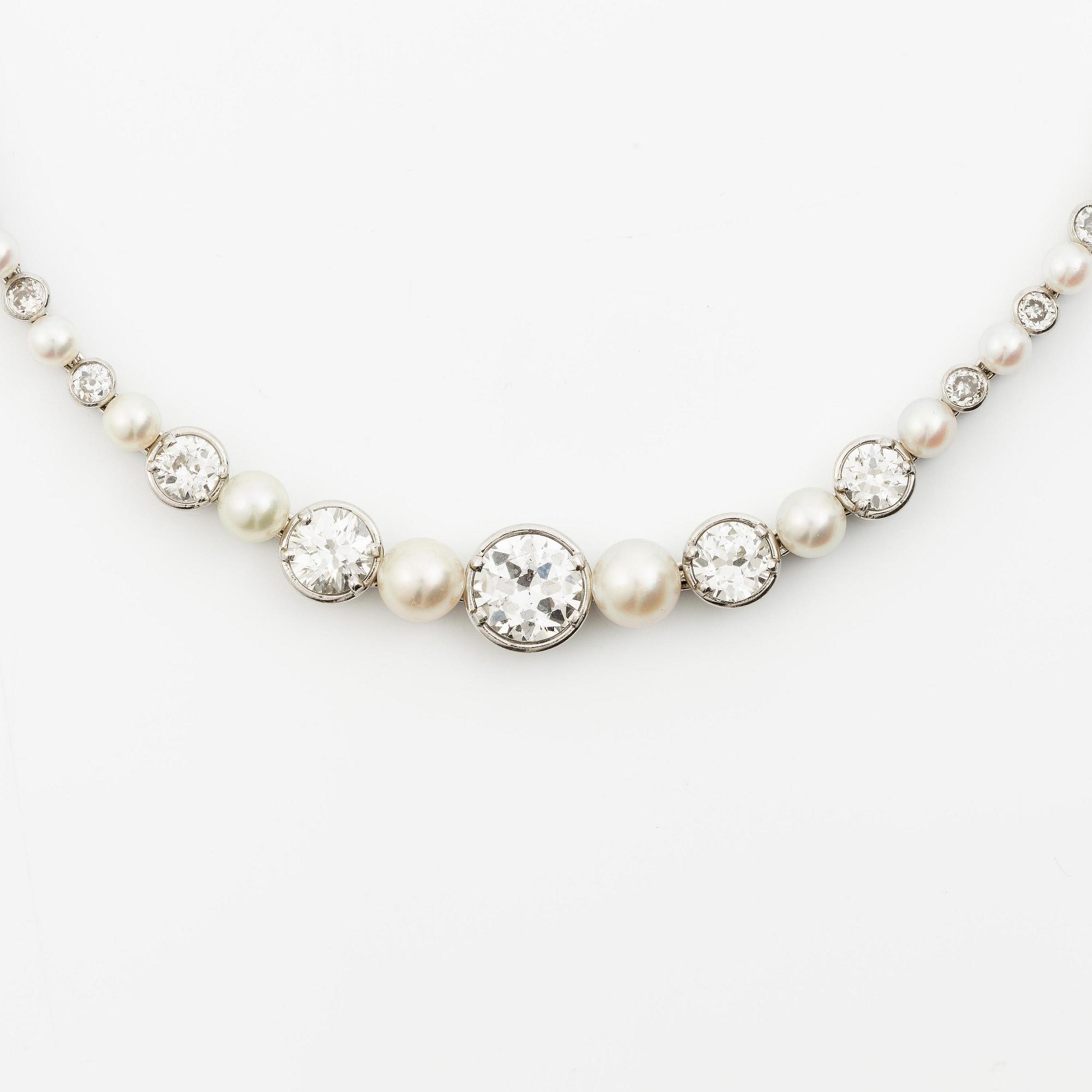 Bracelet/necklace platinum and 18K white gold with pearls and old-cut diamonds. Likely from the 1930s.