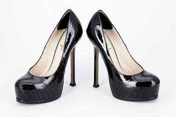 405. A pair of lady shoes by Yves Saint Laurent.
