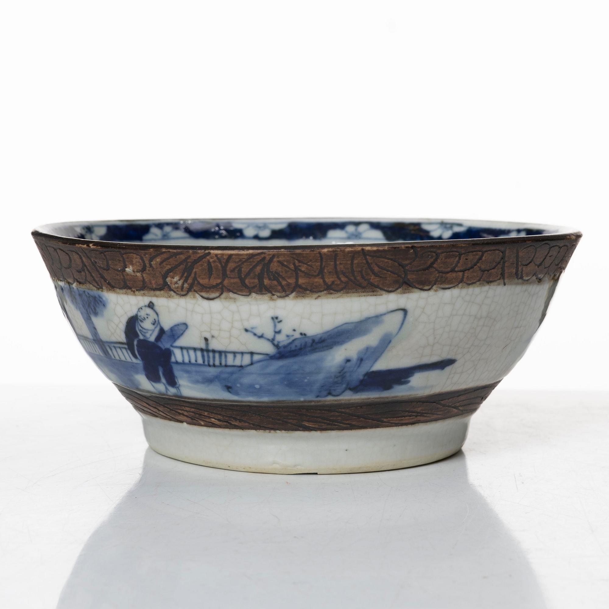 A Chinese porcelain vase and a bowl, around 1900.