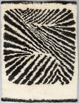 A hooked rug by Mirja Tissari, 130 x 125 cm.