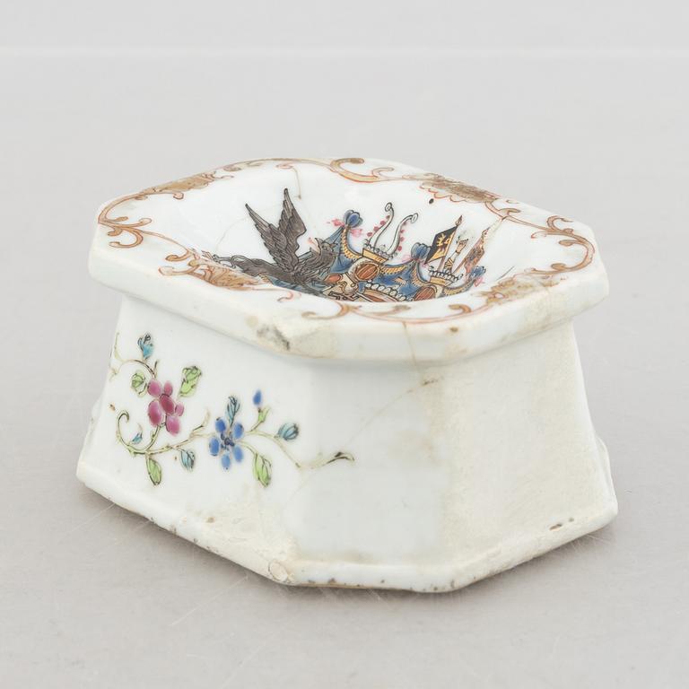 An armorial export porcelain salt cellar, China, Qianlong (1736-95).