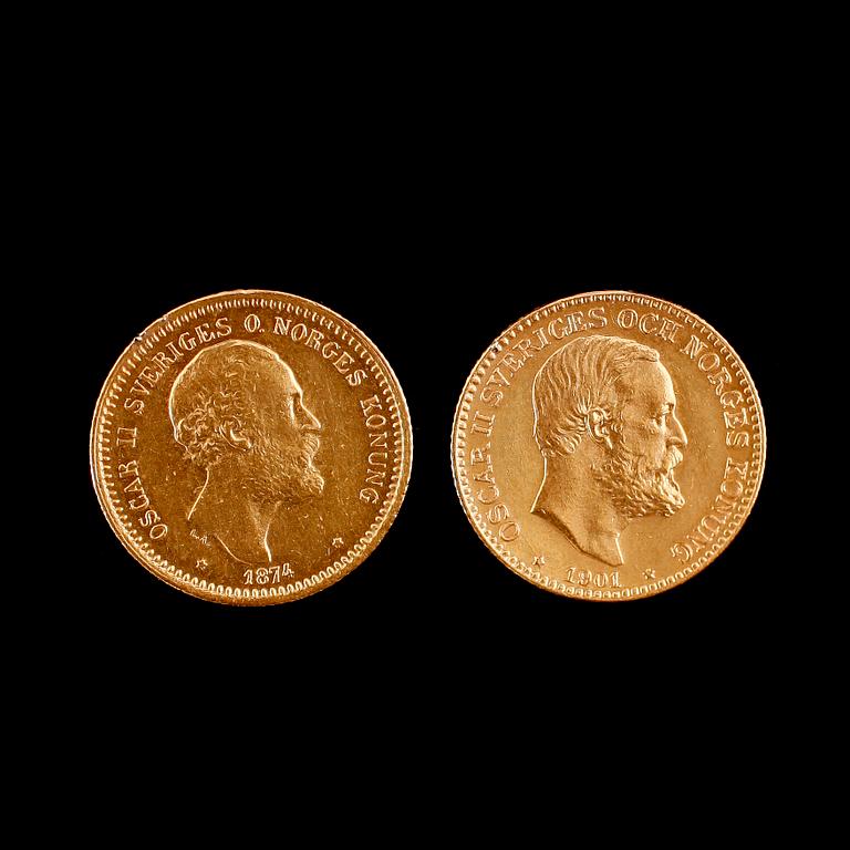 GULDMYNT, 2 st, Oscar II, 10 kronor, 1874 och 1901. Vikt ca 10 gram.